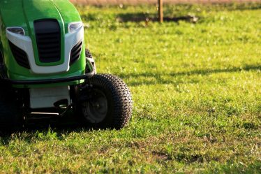 pneu sur un modèle John Deere de tracteur tondeuse