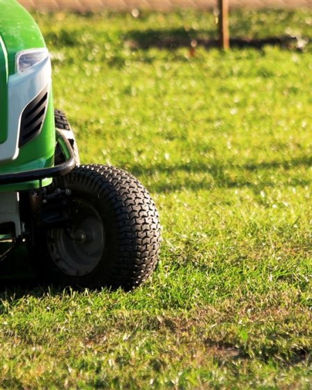 pneu sur un modèle John Deere de tracteur tondeuse