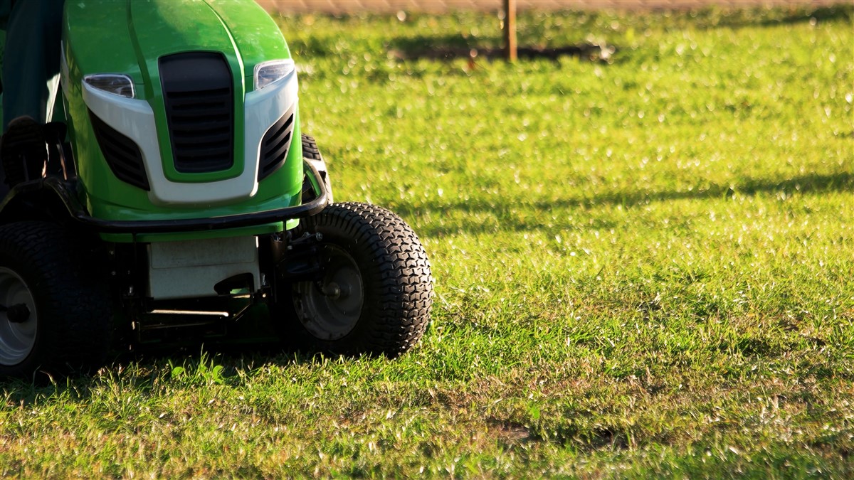 pneu sur un modèle John Deere de tracteur tondeuse