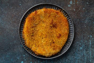 préparation du knafeh traditionnel libanais