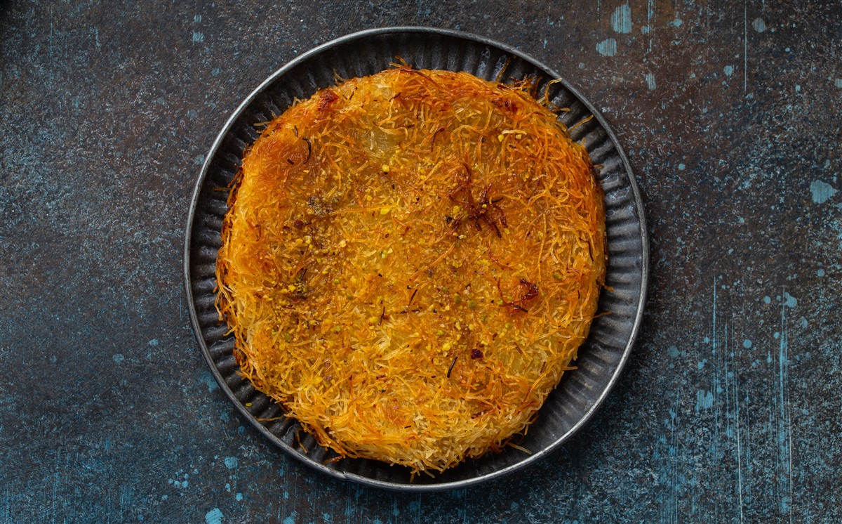 préparation du knafeh traditionnel libanais