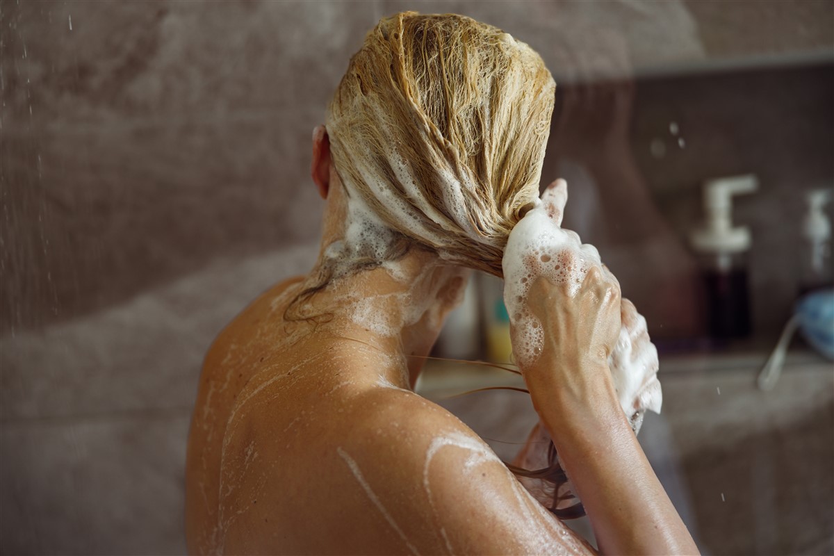 shampoing sec pour cheveux foncés et clairs