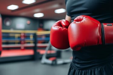 découvrez pourquoi les gants de boxe anglaise sont essentiels pour les débutants afin de protéger les mains, améliorer la technique et prévenir les blessures lors de l'entraînement.