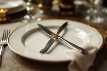 découvrez la signification du couvert croisé dans l'assiette et apprenez les règles d'étiquette pour des repas raffinés et élégants.