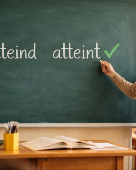 découvrez les différences subtiles entre 'atteind' et 'atteint' expliquées simplement pour éviter les erreurs courantes en orthographe.