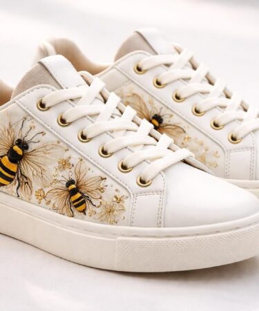 découvrez la tendance des chaussures abeille avec des motifs brodés élégants, parfaits pour personnaliser vos baskets et afficher un style unique.