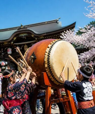 découvrez la signification du taiko, un symbole puissant d'unité et de célébration dans la culture japonaise, à travers ses traditions et son histoire.